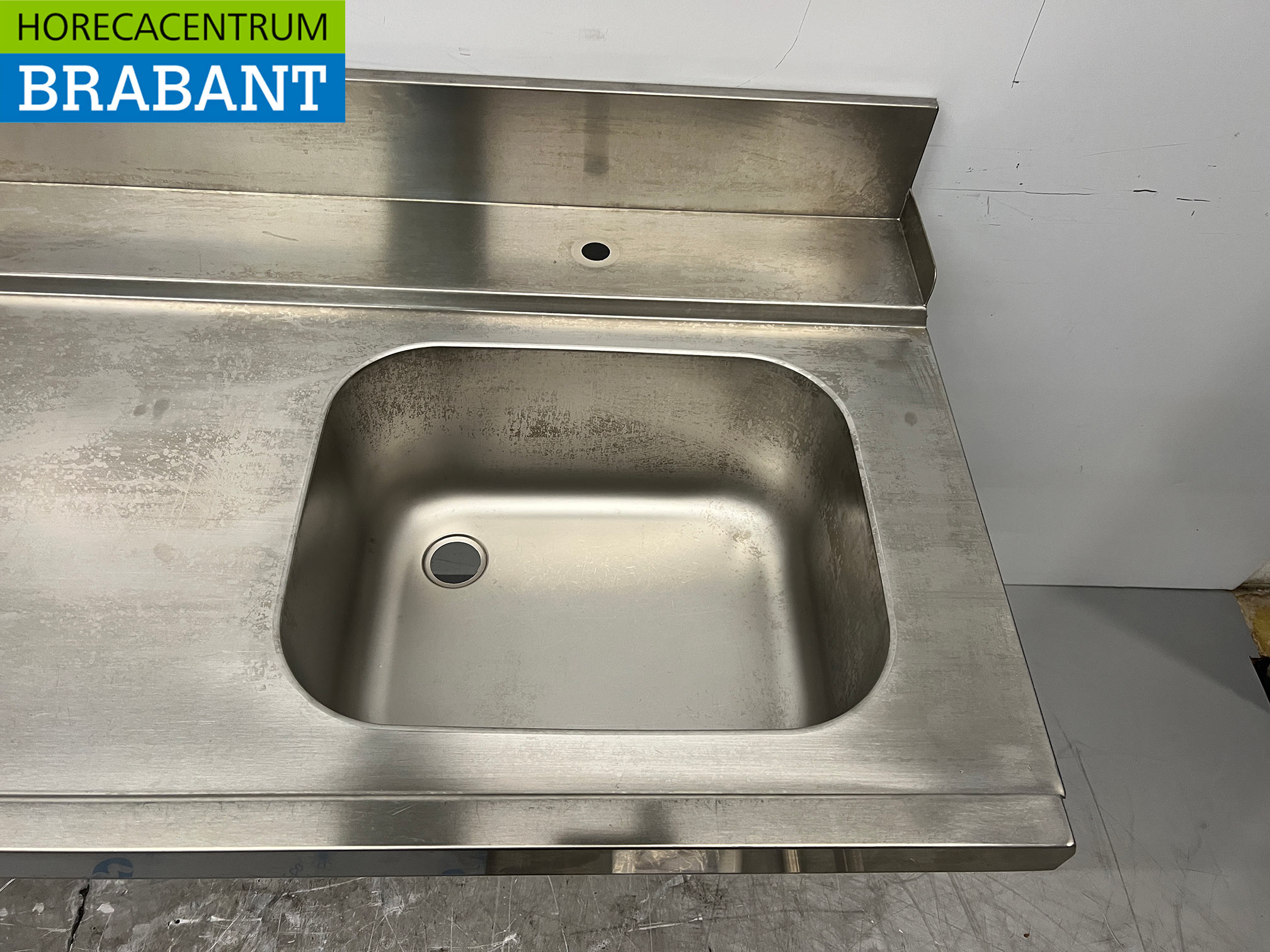 Table d'alimentation en acier inoxydable avec piètement, destinée à un lave-vaisselle à avancement continu de 180 cm, secteur de la restauration – Image 4