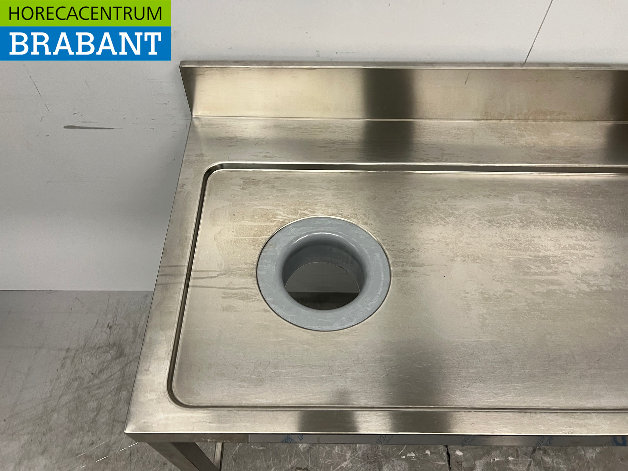 Table d'alimentation en acier inoxydable avec piètement, destinée à un lave-vaisselle à avancement continu de 180 cm, secteur de la restauration – Image 5