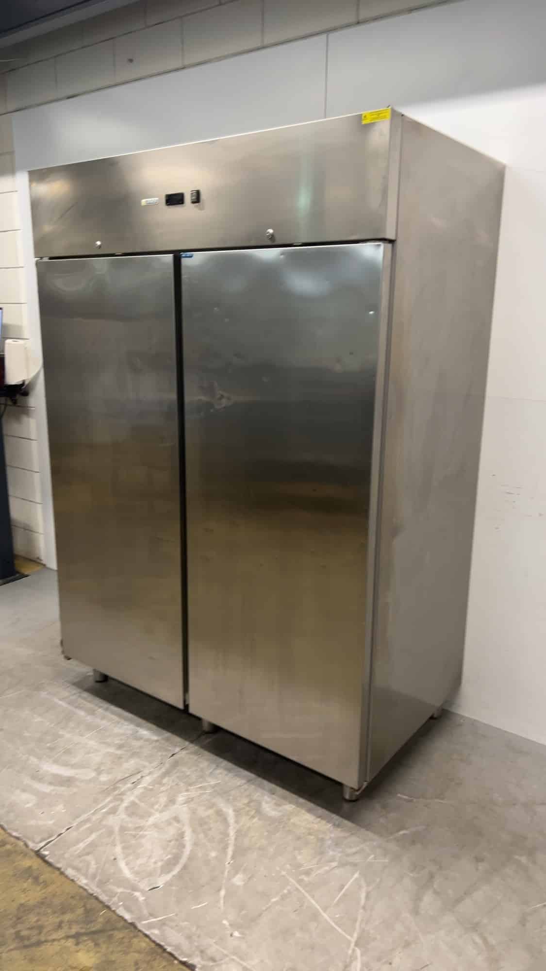 Réfrigérateur à double porte en acier inoxydable Afinox 14 ARTIC, 1 400 litres, 230 V, 147 x 83 x 208 cm, secteur de la restauration