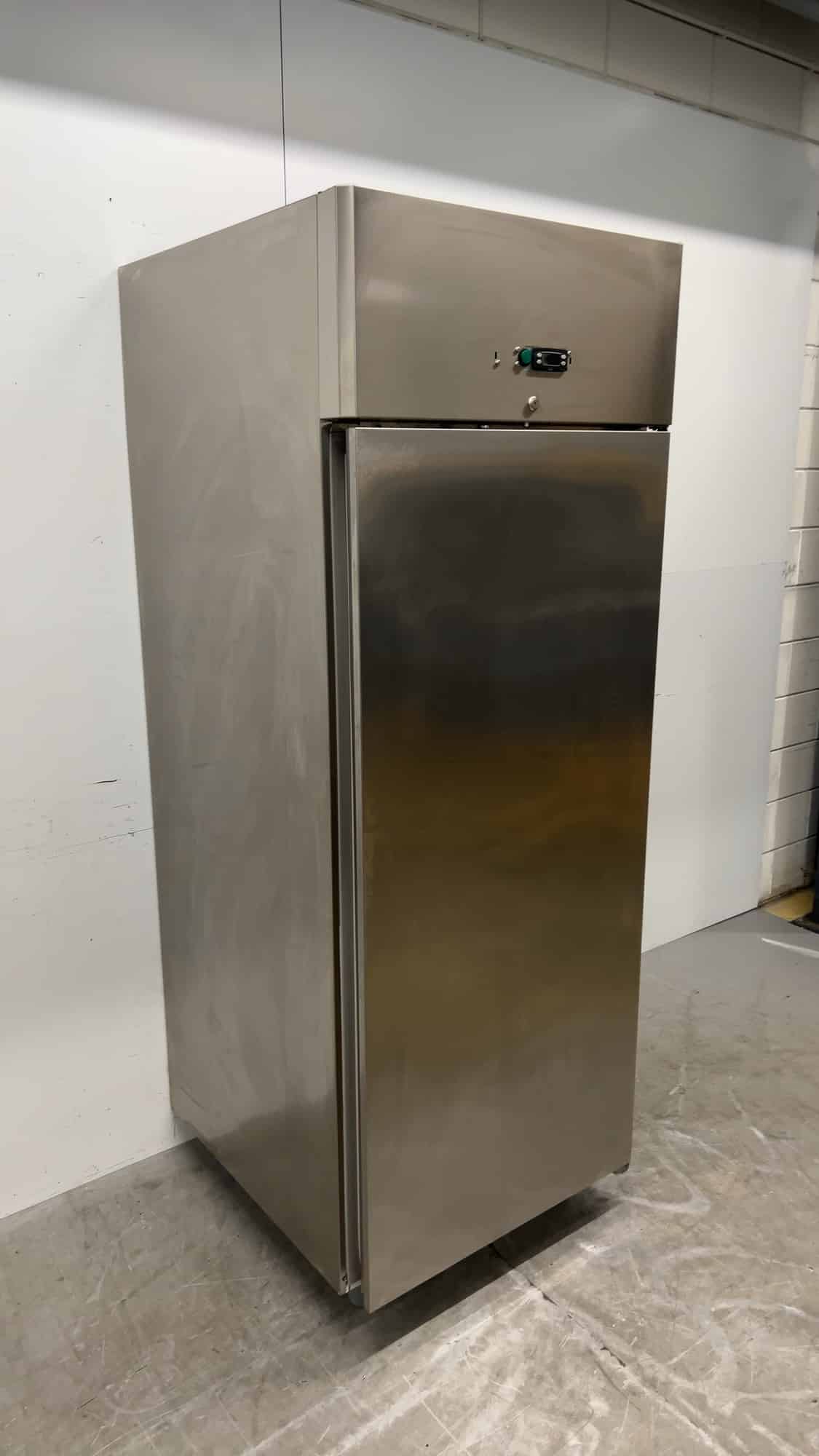 Congélateur Ilsa AX071004 en acier inoxydable, 700 litres, 0,55 kW, 230 V, 75 x 82 x 202 cm, secteur de la restauration